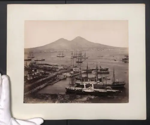 Fotografie unbekannter Fotograf, Ansicht Napoli, Veduta del Porto e Vesuvio, Grossformat 28 x 35cm