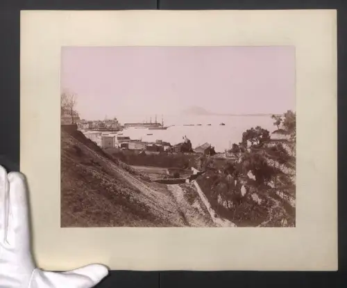 Fotografie unbekannter Fotograf, Ansicht Pozzuoli, Blick in den Hafen, Grossformat 28 x 35cm