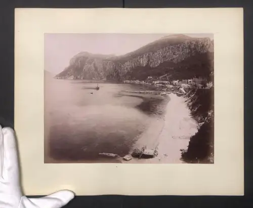 Fotografie unbekannter Fotograf, Ansicht Capri, Strandpartie mit Segelschiffen in der Bucht, Grossformat 28 x 35cm