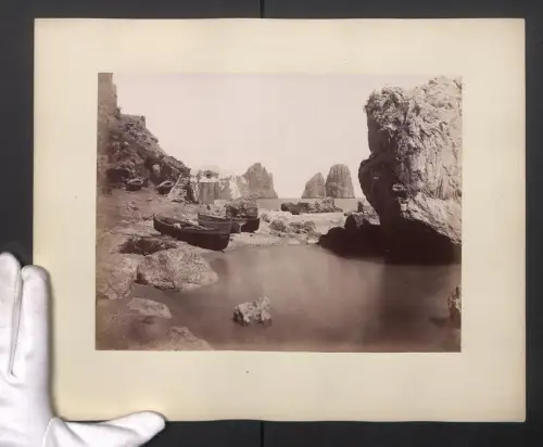 Fotografie unbekannter Fotograf, Ansicht Capri, Faraglioni, Kleine Ruderboote am Strand, Grossformat 28 x 35cm