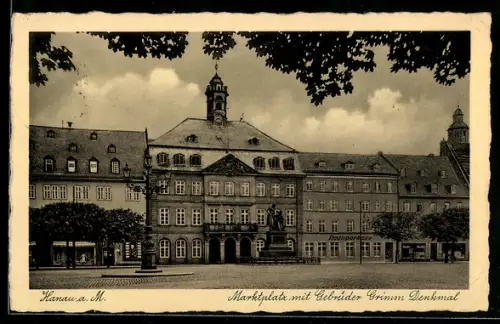 AK Hanau a. M., Marktplatz mit Gebrüder Grimm Denkmal
