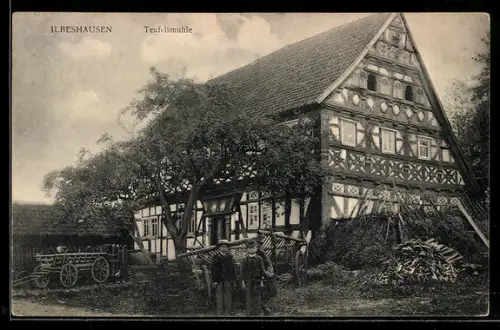 AK Ilbeshausen, Teufelsmühle, Fachwerkhaus, Wagen, Personen