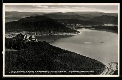 AK Waldeck, Schloss mit Blick auf Hopfenberg und Sperrmauer, Fliegeraufnahme