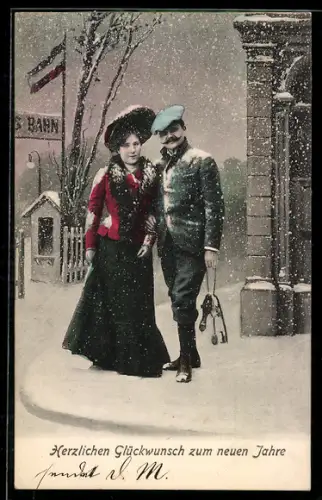 AK Paar mit Schlittschuhen im Schnee