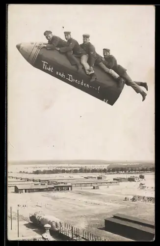Foto-AK Altengrabow, Truppenübungsplatz, Soldaten des Heeres auf Granate im Fluge über Barackenlager 1923