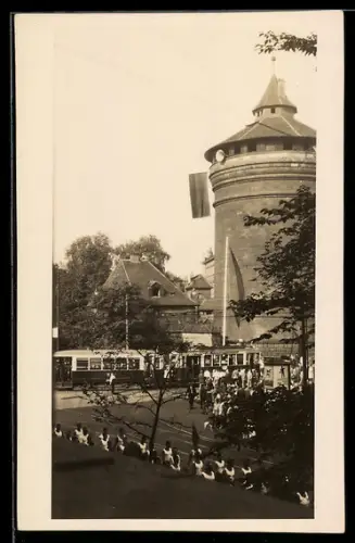 Foto-AK Nürnberg, Spittlertor mit passierender Strassenbahn