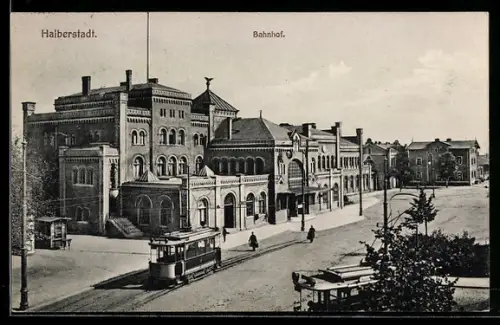 AK Halberstadt, Ansicht auf den Bahnhof mit Strassenbahn