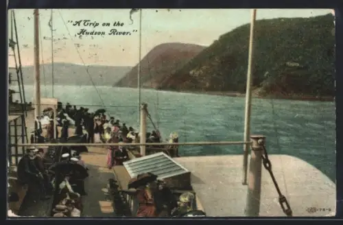 AK Hudson River, Passengers aboard a steamer on the Hudson River