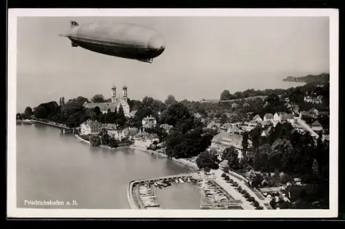 AK Friedrichshafen /Bodensee, Zeppelin über der Stadt