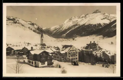 AK Zuoz, Ortsansicht mit Bergen im Hintergrund