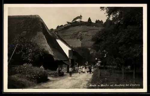 AK Staufen bei Lenzburg, Strassenpartie mit Einwohnergruppe und Staufberg