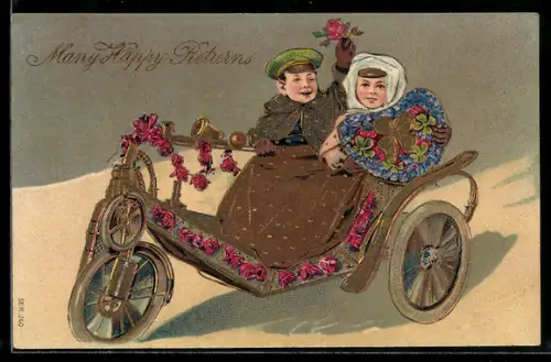 Präge-AK Many Happy Returns, Kleines Paar im Rosen-Auto, Herz mit goldenem Kleeblatt