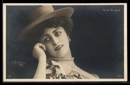 Foto-AK Atelier Reutlinger, Paris, Schauspielerin de Fraisia mit Perlenkette und Hut