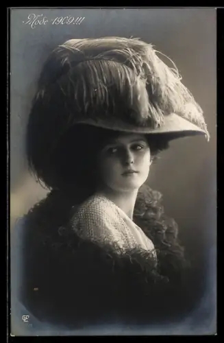 AK Dame trägt Hut mit Federn, Mode 1909