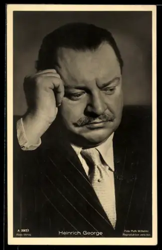 AK Schauspieler Heinrich George mit einer Hand abstützend