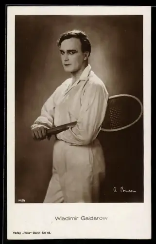 AK Schauspieler Wladimir Gaidarow, mit einem Tennisschläger