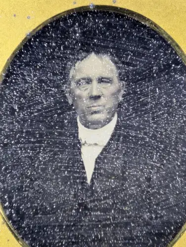 Fotografie Daguerreotypie auf 1/6 Platte, Portrait Herr im Anzug, Passepartout hinter Glas