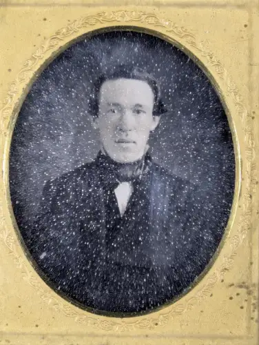 Fotografie Daguerreotypie auf 1/6 Platte, Herrenporträt im Passepartout hinter Glas, gerahmt mit original Schachtel