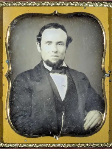 Fotografie Daguerreotypie auf 1/6 Platte, Herrenporträt im Passepartout hinter Glas, gerahmt mit original Schachtel