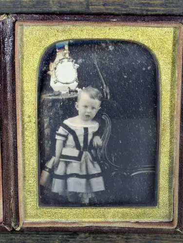 Fotografie Daguerreotypie auf 1/4 Platte, Knabe mit Spielzeug im Studio, gerahmt hinter Glas mit original Schachtel