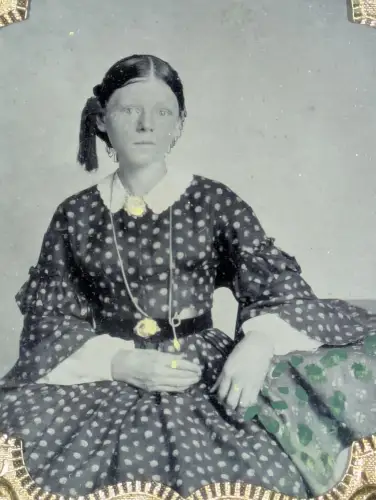 Fotografie Ambrotypie auf 1/6 Platte, hübsche junge Frau im Passepartout hinter Glas, Schmuck ist gold gehöht