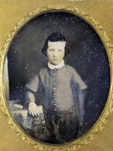 Fotografie Daguerreotypie auf 1/6 Platte, Kinderporträt junger Knabe im Passepartout hinter Glas, gerahmt