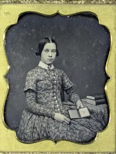 Fotografie Daguerreotypie auf 1/6 Platte, hübsches junges Mädchen mit Daguerreotypie in der Hand, Passepartout gerahmt