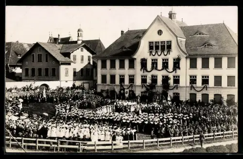 Foto-AK Appenzell, Fest vor geschmücktem Gebäude