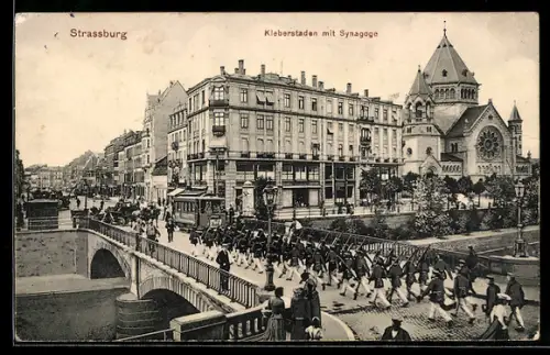 AK Strassburg, Synagoge mit Kleberstaden, Soldaten marschieren über eine Brücke, Strassenbahn
