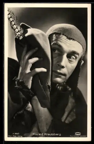 AK Schauspieler Harald Kreutzberg, einen Hut mit Feder an die Wange gedrücket