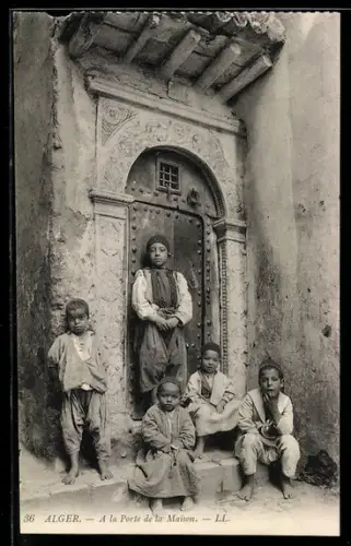 AK Alger, Enfants Arabes a la porte de la Maison
