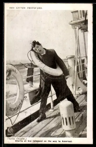AK Schauspieler Charles Chaplin, Charlie at Sea