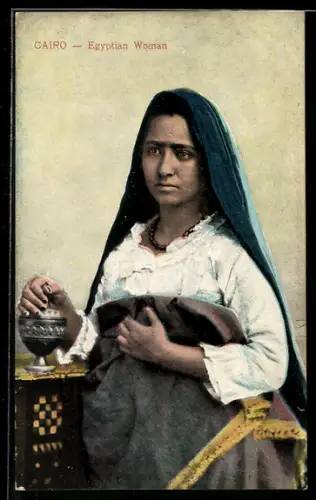 AK Cairo, Egyptian Woman, Ägypterin in landestypischer Tracht