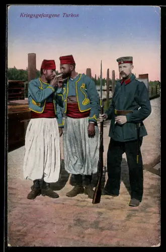 AK Soldat mit Gewehr bewacht Kriegsgefangene Turkos