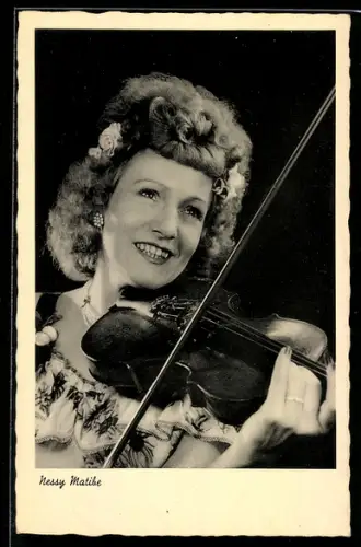AK Musikerin Nessy Matibe spielt auf ihrer Violine