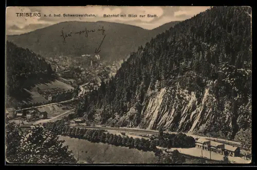 AK Triberg a. d. bad. Schwarzwaldbahn, Bahnhof mit Blick zur Stadt