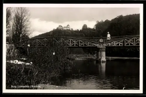 AK Burg Lichtenfels /Waldeck, Brücke mit Blick zur Burg