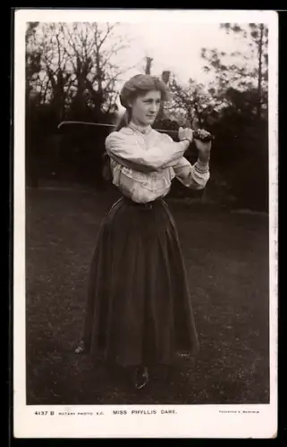 AK Golferin Phyllis Dare mit ihrem Schläger