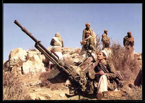 AK Hezb-i Islami Afghanistan, Einheimische mit im Kampf eroberten russischen Abwehrwaffen
