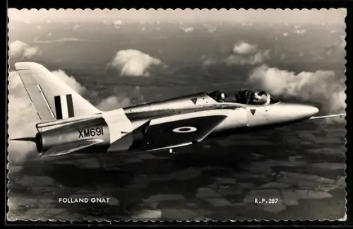 AK Britisches Übungs-Strahlflugzeug Folland Gnat im Flug über Landschaft