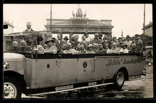 AK Berlin, Kraftwagen der Elite-Berolina Rundfahrten GmbH vor dem Brandenburger Tor