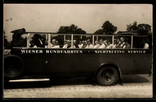 Foto-AK Autobus der Wiener Rundfahrten von Jos. Krautstofl mit Fahrgästen an Bord
