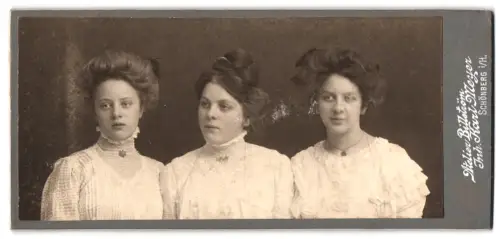 Fotografie Atelier Billström, Schönberg i. H., Drei Damen in Weiss