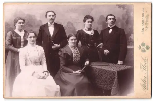 Fotografie Atelier Flach, Königsberg i. Pr., Vorder-Rossgarten 4, Gruppe von sechs Personen