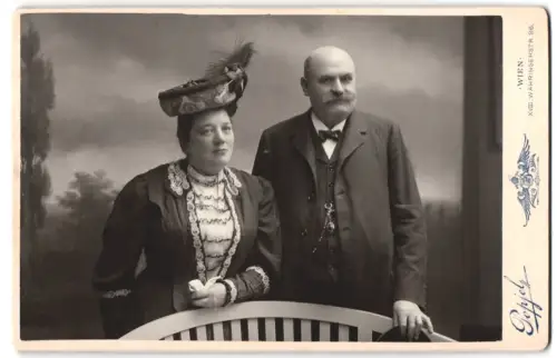 Fotografie J. Popjel, Wien, Währingerstrasse 96, Elegantes Paarporträt