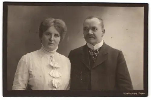 Fotografie Udo Mertens, Posen, Wilhelmstrasse 11, Paar in feiner Kleidung