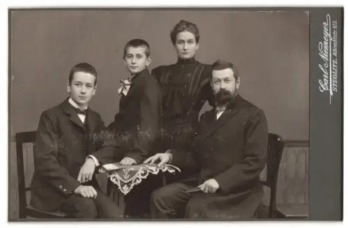 Fotografie Carl Niemeyer, Steglitz, Albrechtstr. 123, Familienportrait mit vier Personen