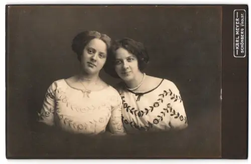 Fotografie Karl Meyer, Schönberg i. Holst., Kabinettporträt zweier Frauen