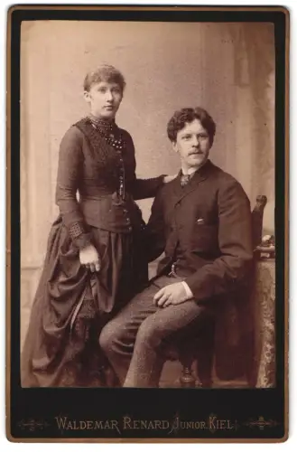 Fotografie Waldemar Renard Junior, Kiel, Sophienblatt 18, Elegantes Paarporträt