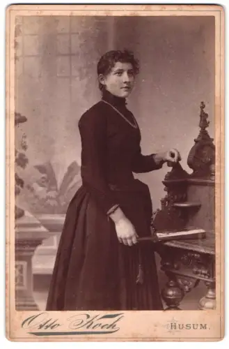 Fotografie Otto Koch, Husum, Süderstrasse 152, Frau an dekorativem Möbelstück